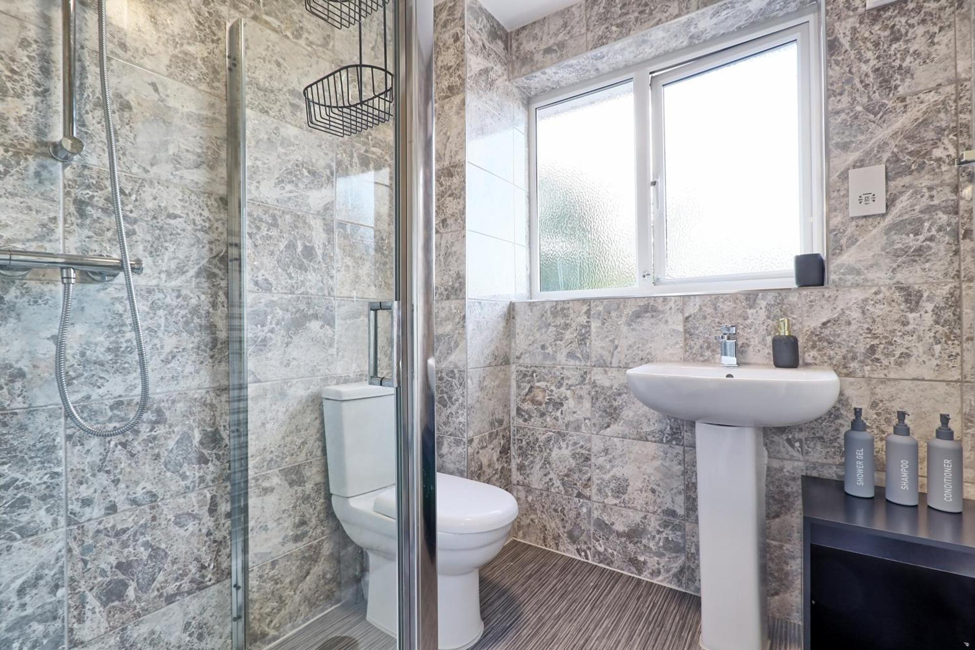 - 5 Bedrooms - Sleeps 10 - Long Term - Business - Contractors - Families * Colchester