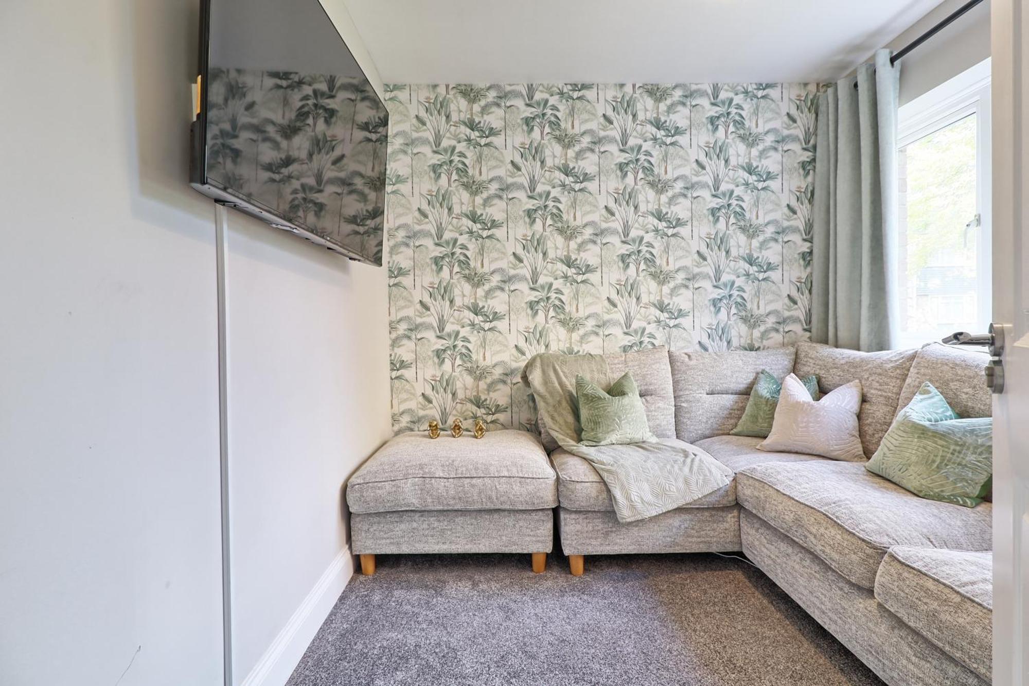 - 5 Bedrooms - Sleeps 10 - Long Term - Business - Contractors - Families Colchester