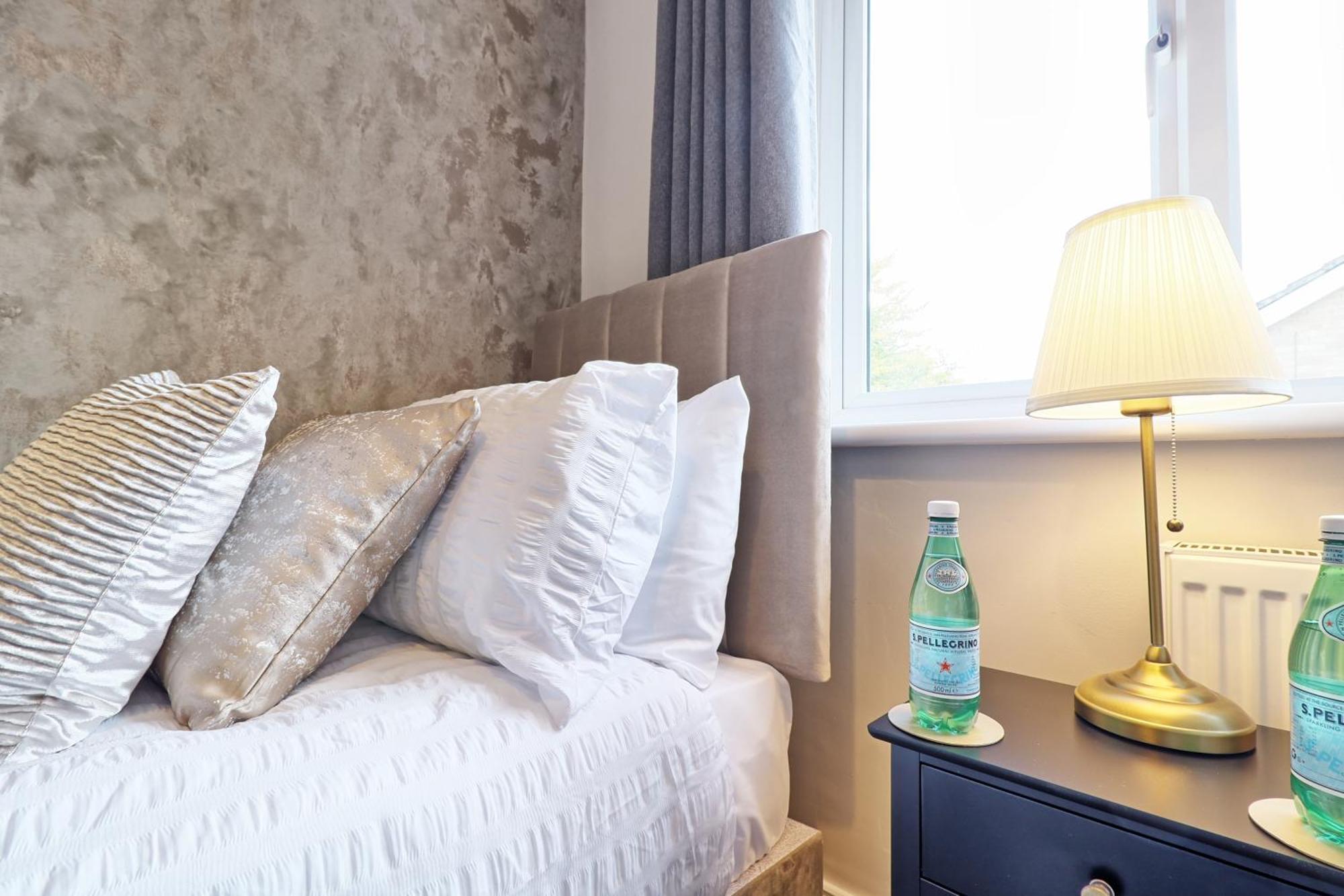 Holiday home - 5 Bedrooms - Sleeps 10 - Long Term - Business - Contractors - Families Colchester