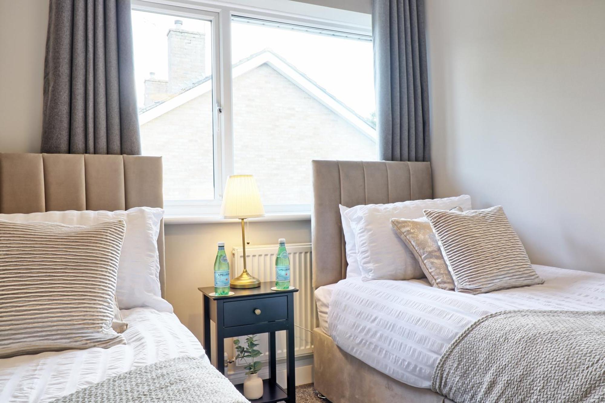 - 5 Bedrooms - Sleeps 10 - Long Term - Business - Contractors - Families * Colchester
