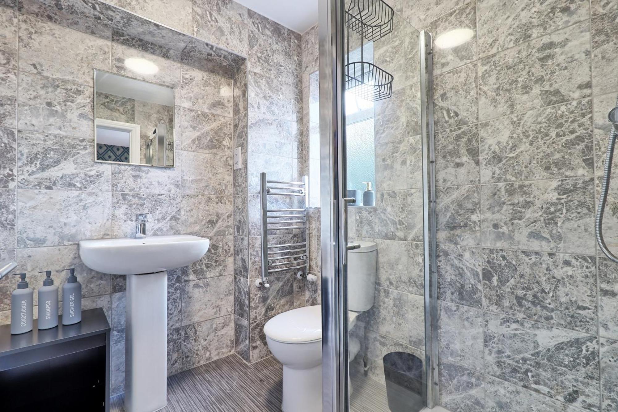 Holiday home - 5 Bedrooms - Sleeps 10 - Long Term - Business - Contractors - Families *