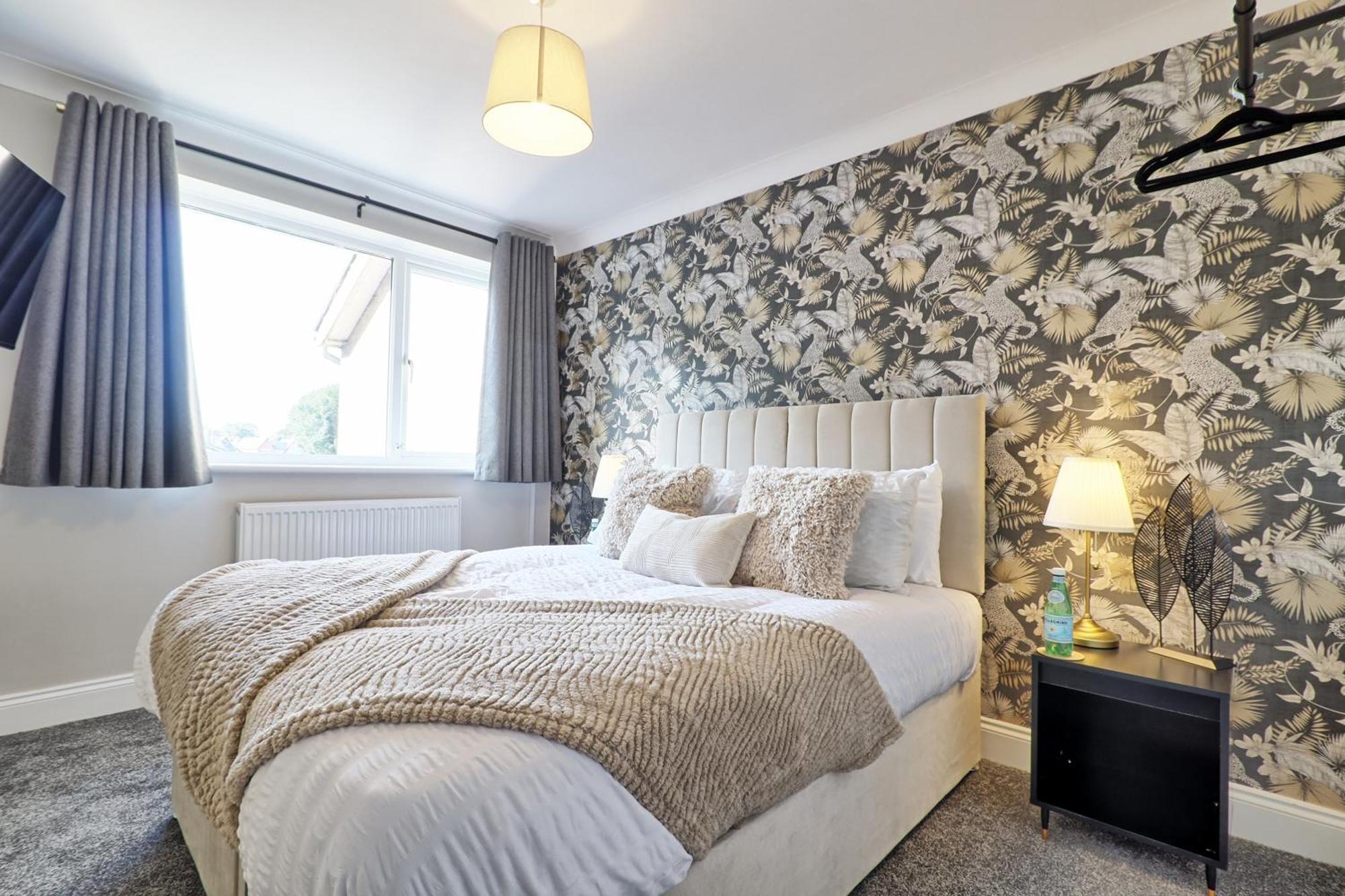 Holiday home - 5 Bedrooms - Sleeps 10 - Long Term - Business - Contractors - Families Colchester