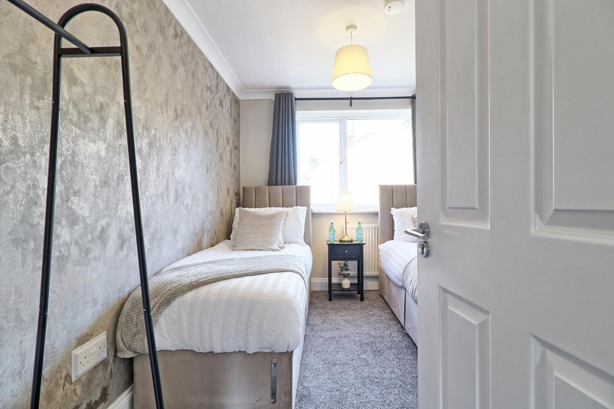 - 5 Bedrooms - Sleeps 10 - Long Term - Business - Contractors - Families Holiday home *