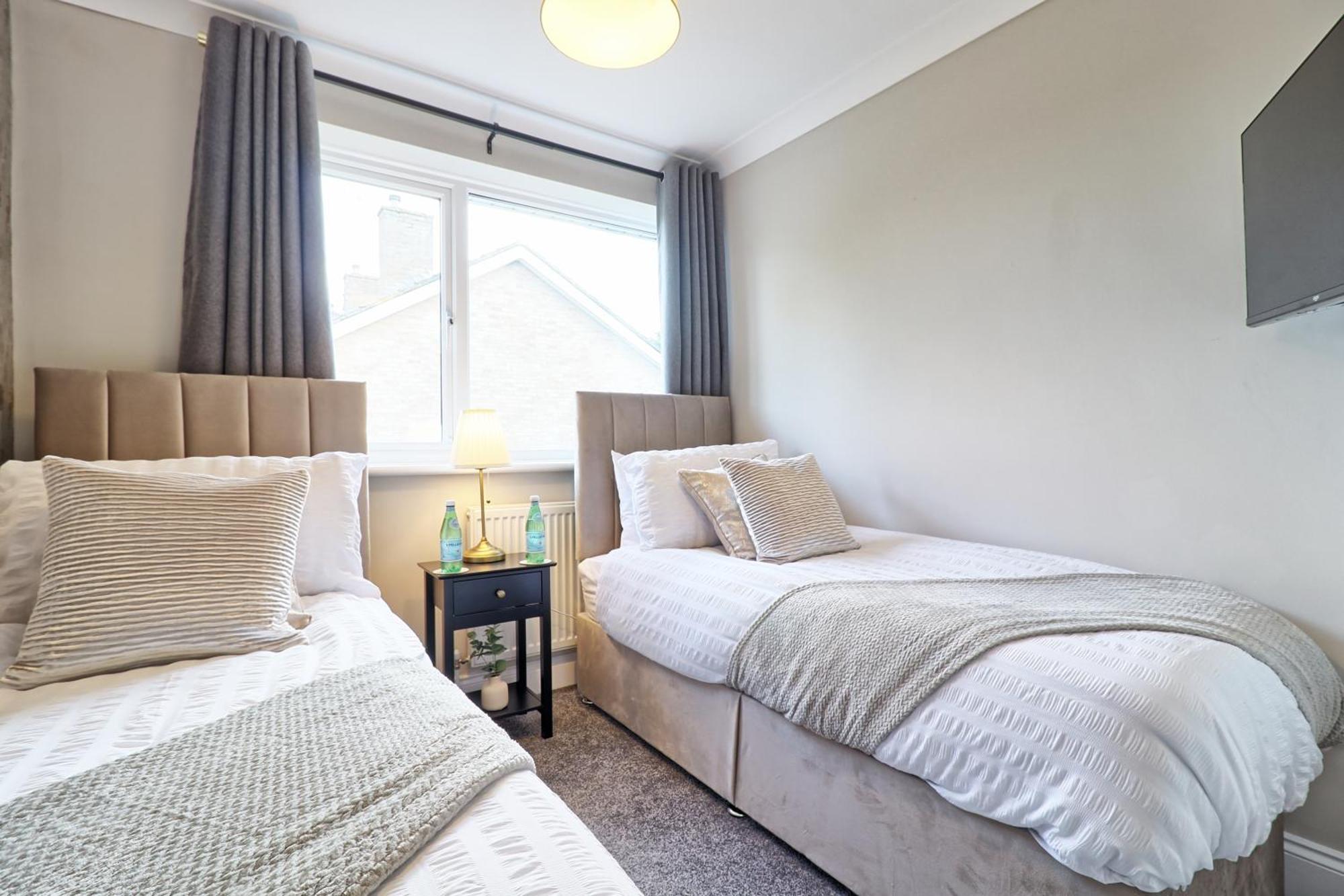 Holiday home - 5 Bedrooms - Sleeps 10 - Long Term - Business - Contractors - Families *