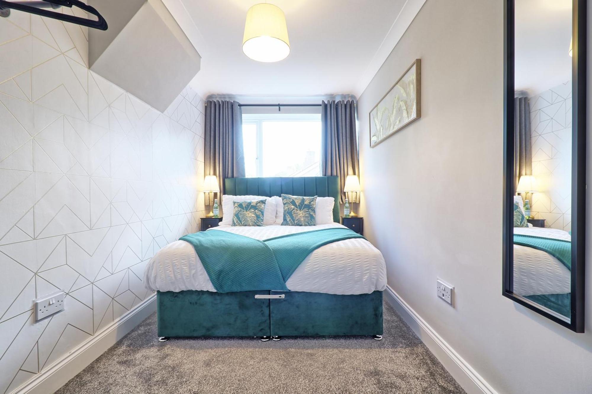 - 5 Bedrooms - Sleeps 10 - Long Term - Business - Contractors - Families Holiday home Colchester