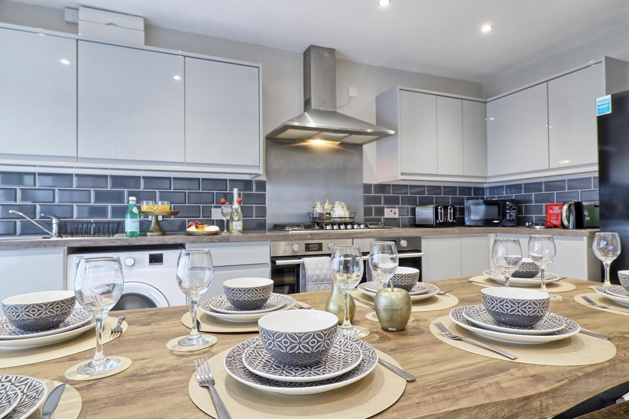 - 5 Bedrooms - Sleeps 10 - Long Term - Business - Contractors - Families Holiday home