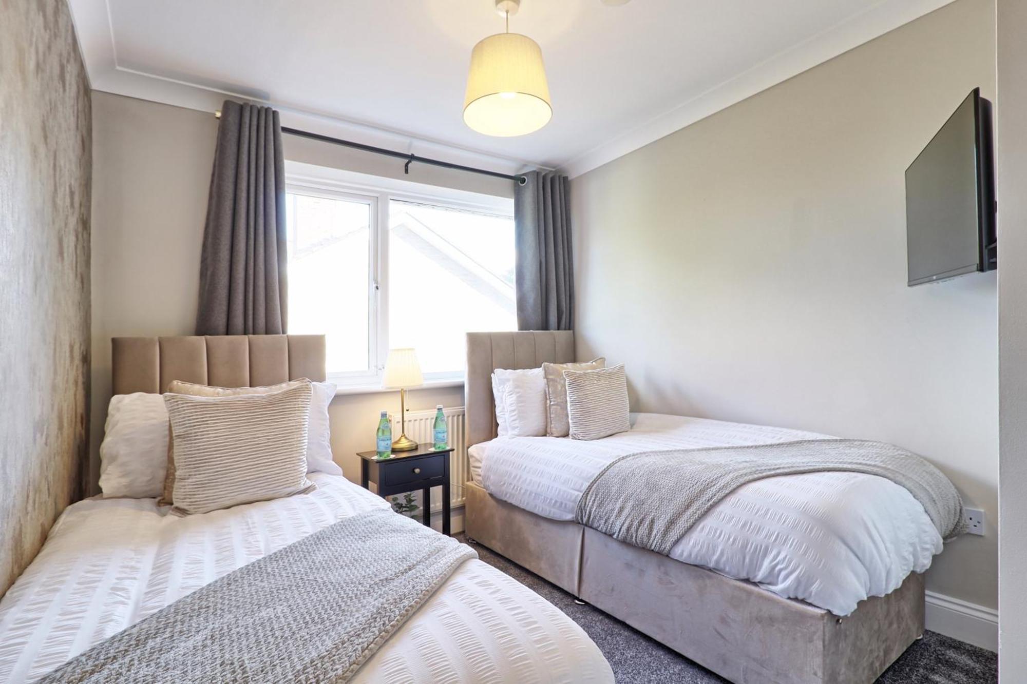 - 5 Bedrooms - Sleeps 10 - Long Term - Business - Contractors - Families Holiday home Colchester