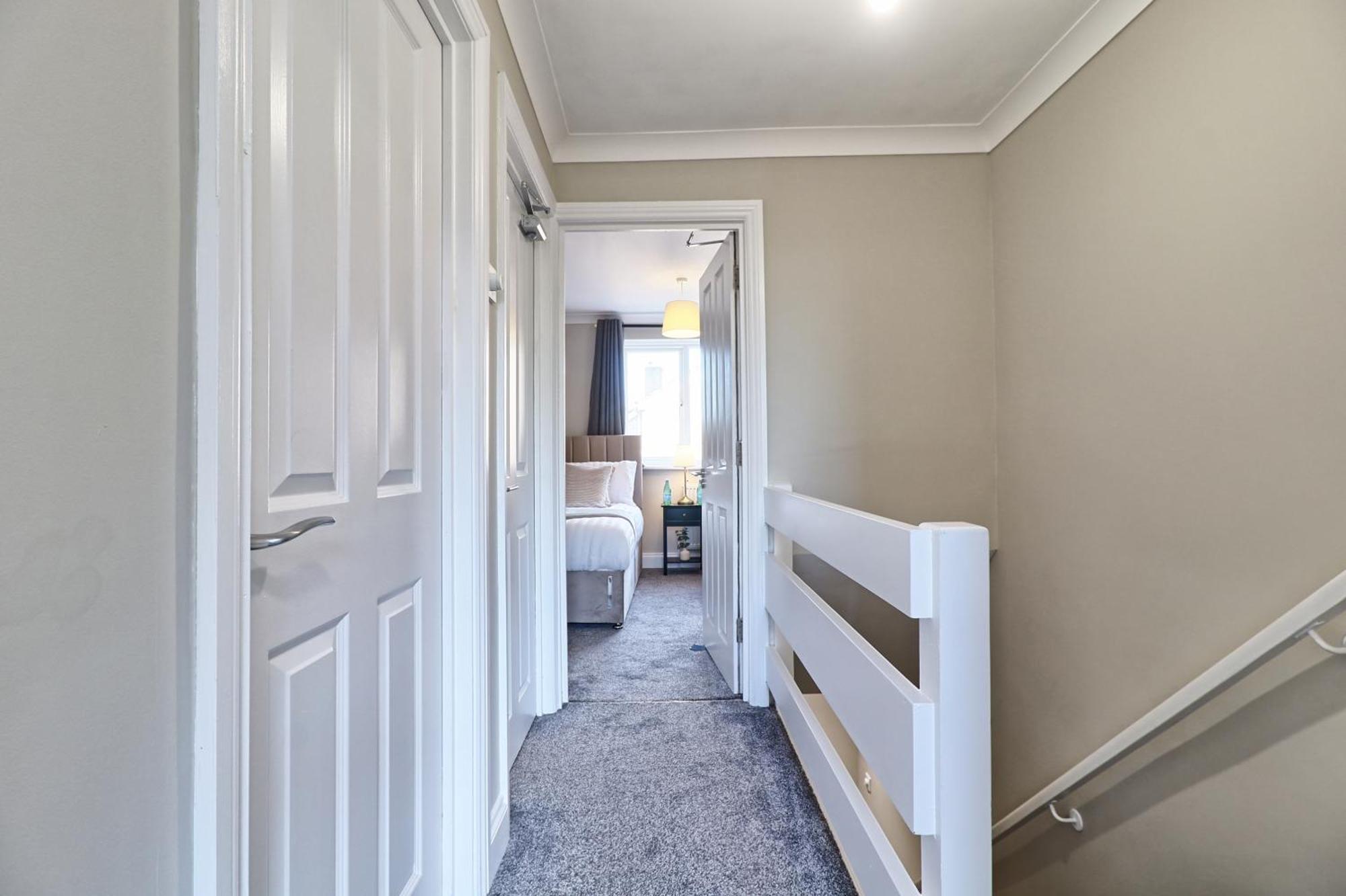 Holiday home - 5 Bedrooms - Sleeps 10 - Long Term - Business - Contractors - Families Colchester