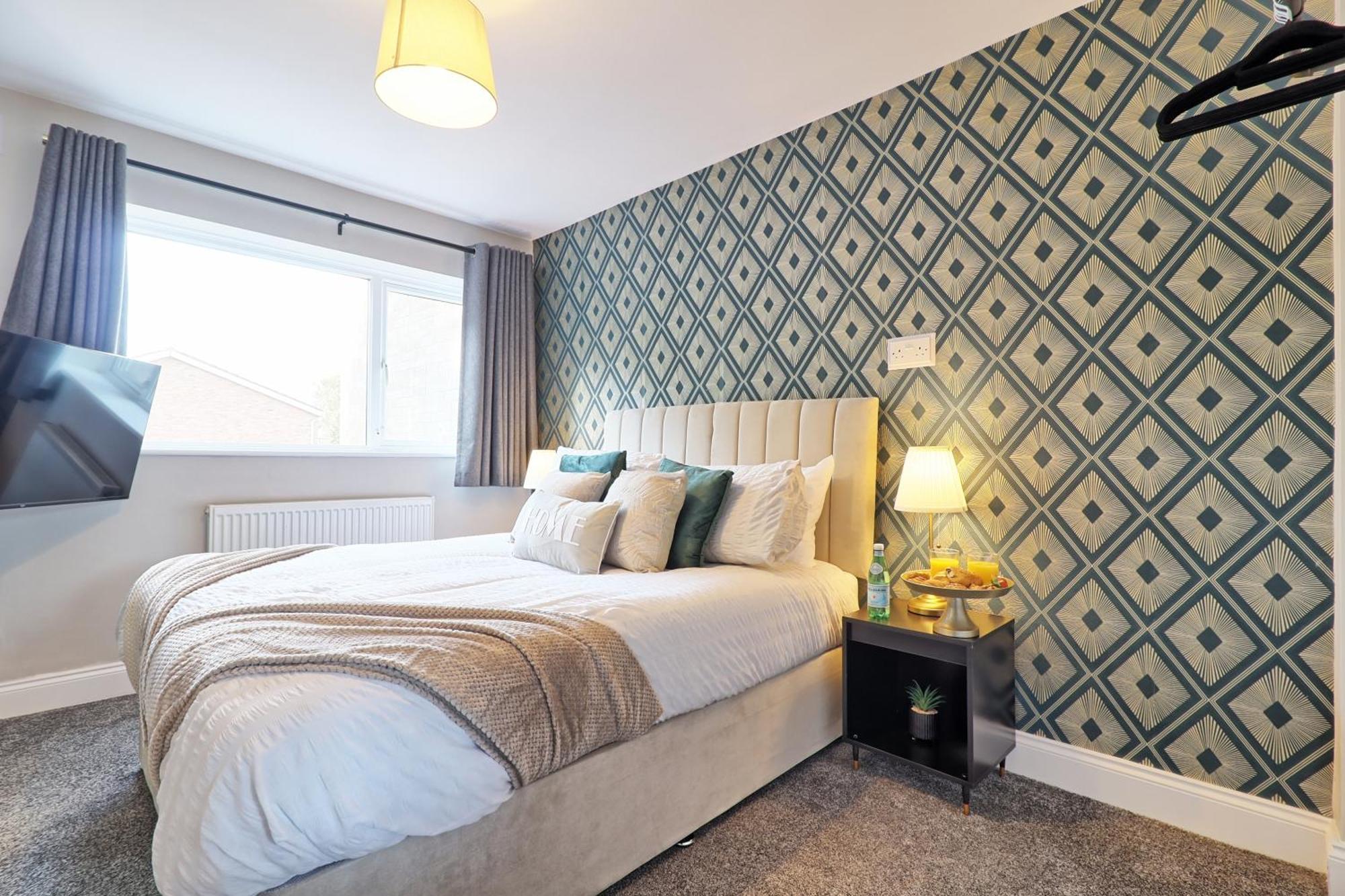 - 5 Bedrooms - Sleeps 10 - Long Term - Business - Contractors - Families * Colchester