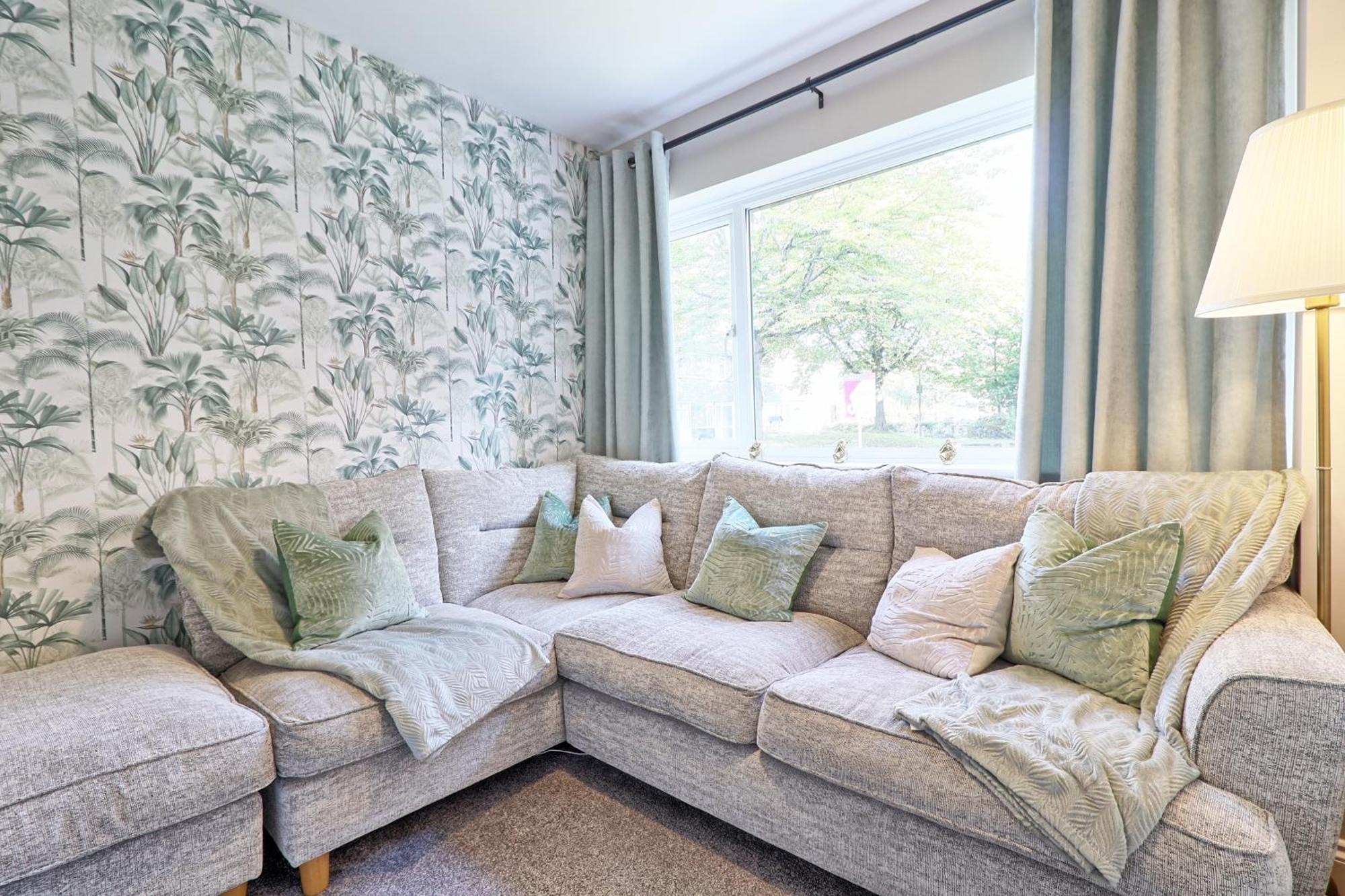 Holiday home - 5 Bedrooms - Sleeps 10 - Long Term - Business - Contractors - Families *