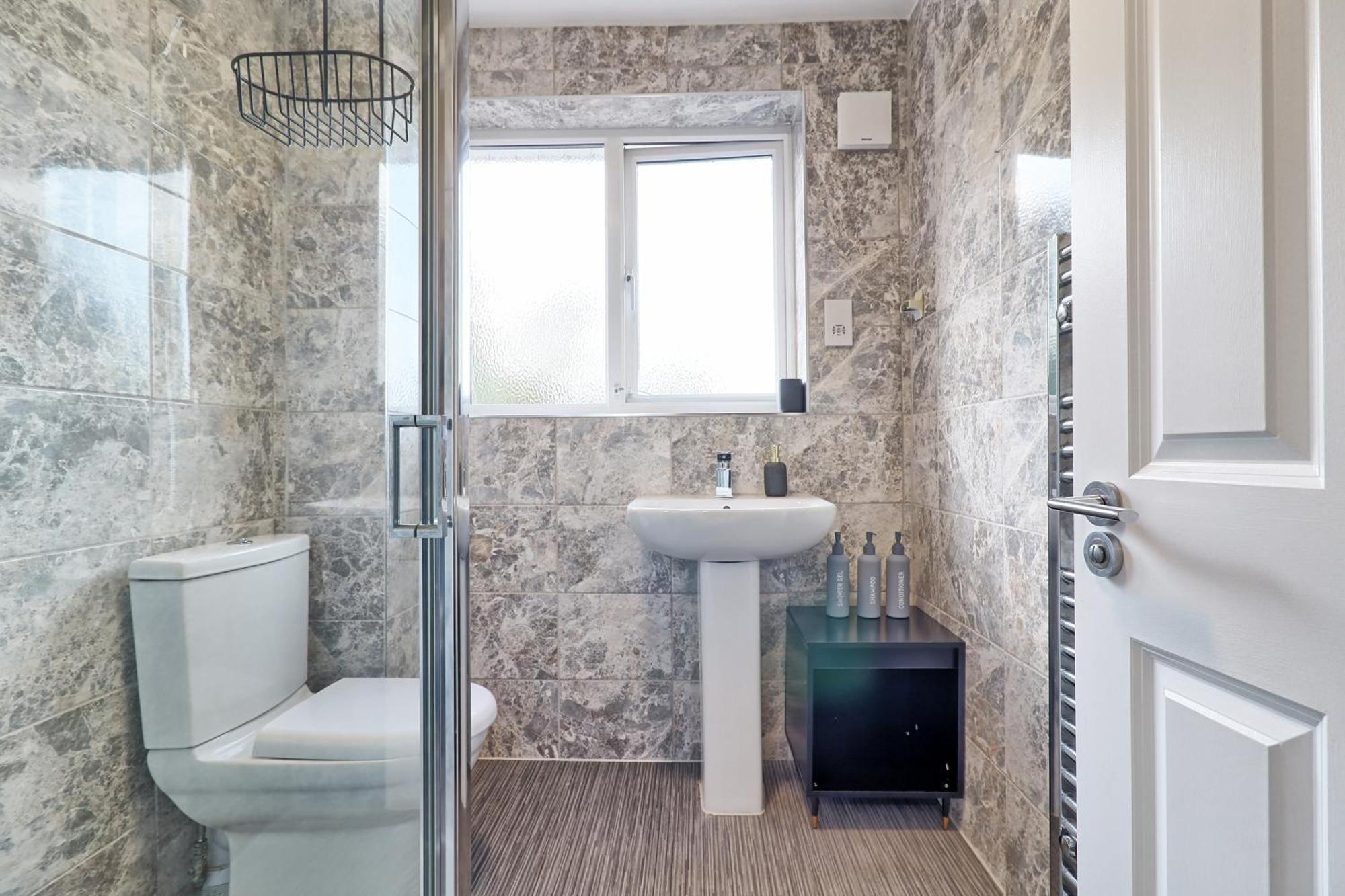 - 5 Bedrooms - Sleeps 10 - Long Term - Business - Contractors - Families Colchester