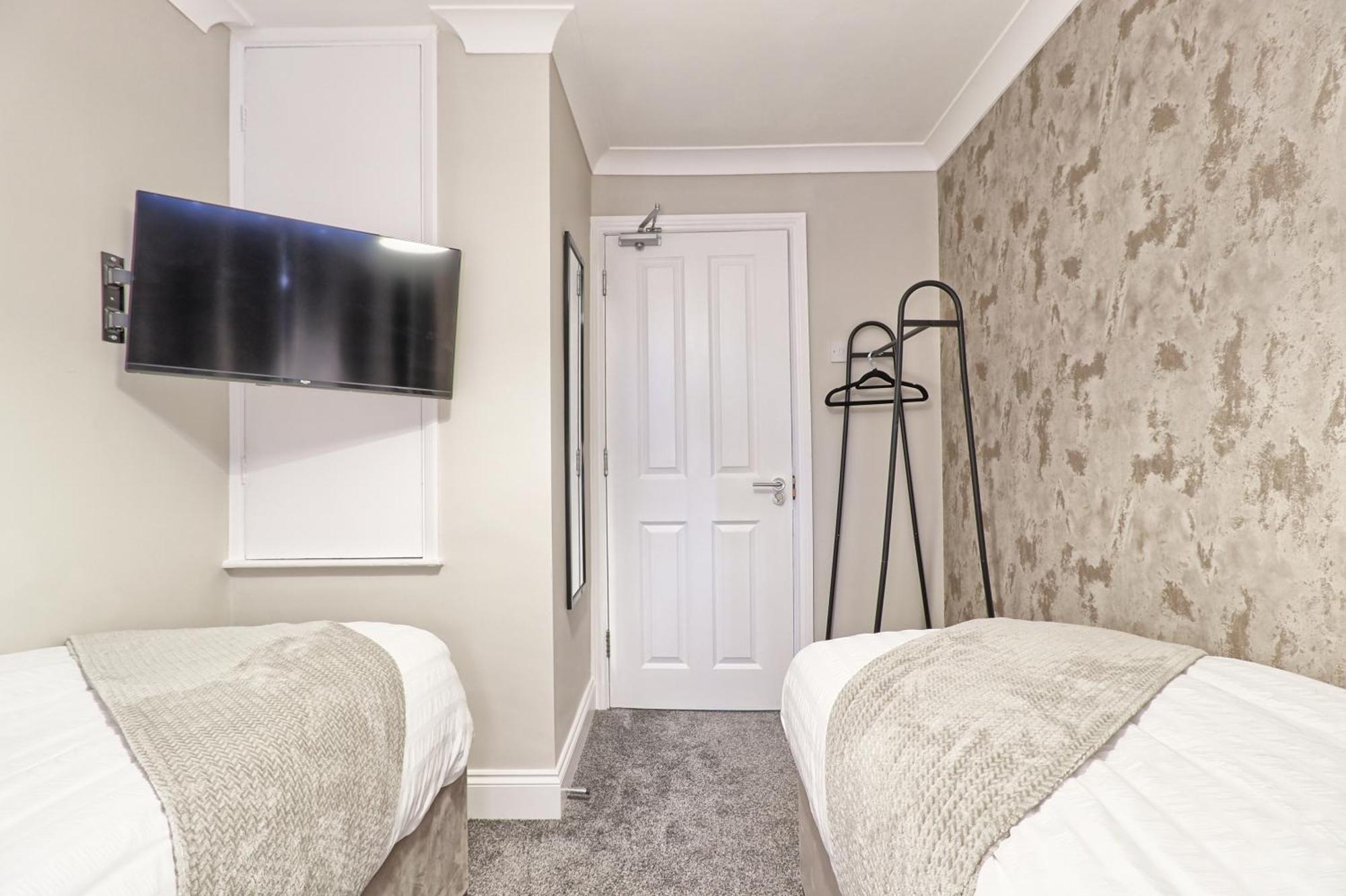 - 5 Bedrooms - Sleeps 10 - Long Term - Business - Contractors - Families Holiday home