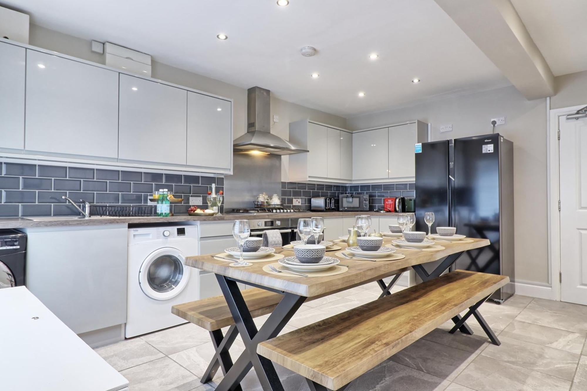 - 5 Bedrooms - Sleeps 10 - Long Term - Business - Contractors - Families Colchester