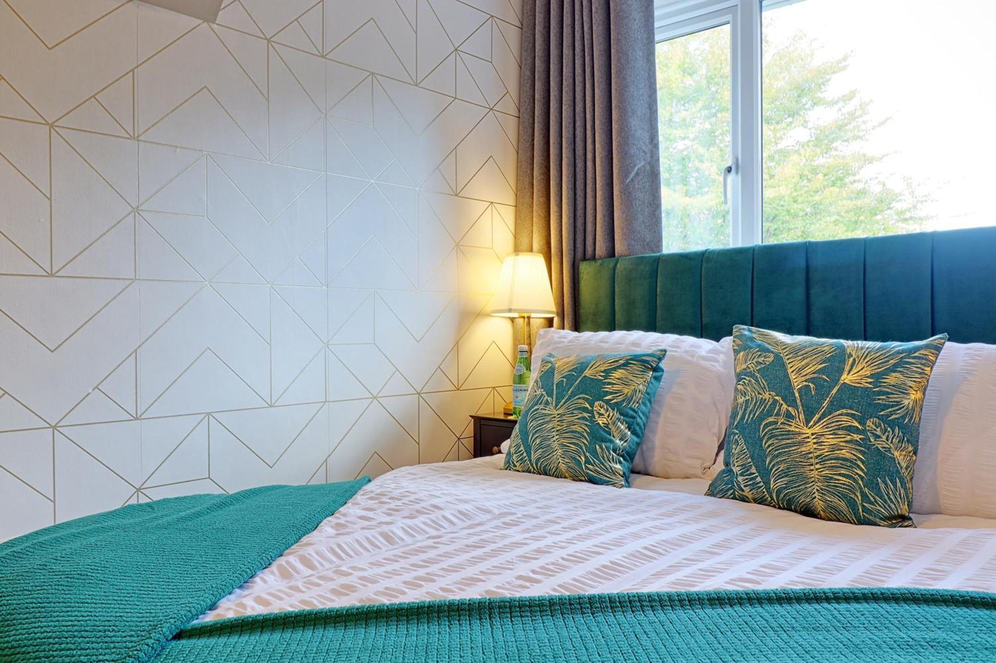 - 5 Bedrooms - Sleeps 10 - Long Term - Business - Contractors - Families Colchester
