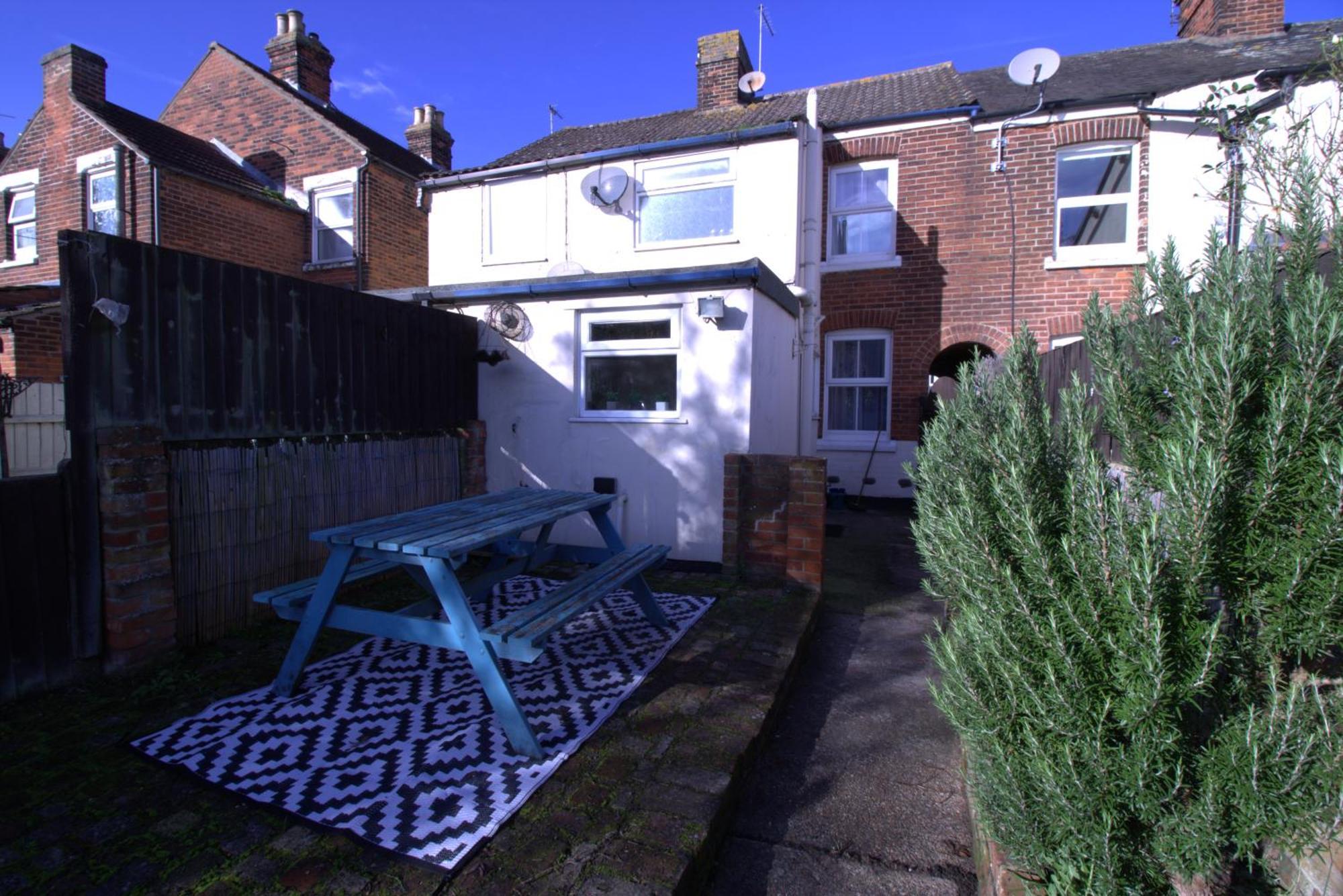 Stylish & Cosy 2-bed House Train Station Hospital Garden Fast Wifi Colchester
