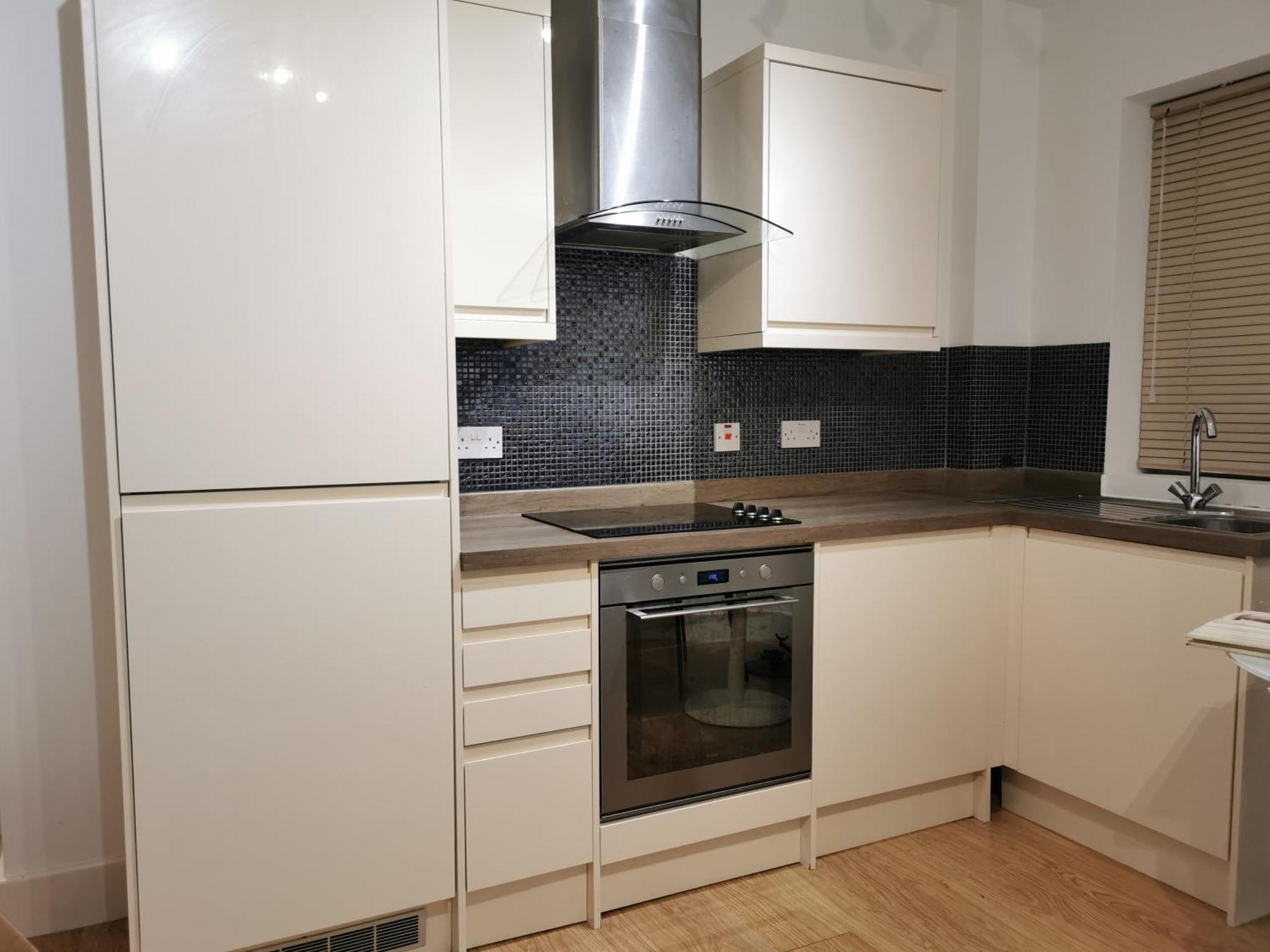 No 13 Town Flat With Kitchen & Parking Apartment *