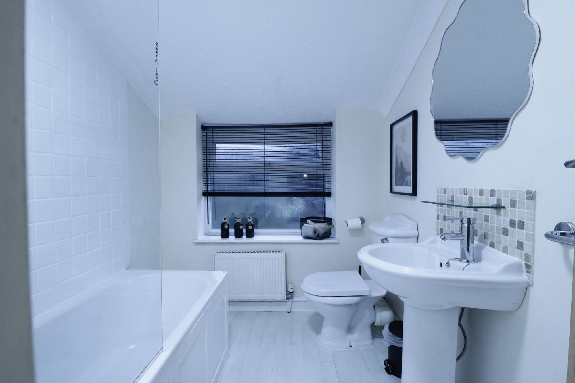 Stylish & Cosy 2-bed House Train Station Hospital Garden Fast Wifi Colchester