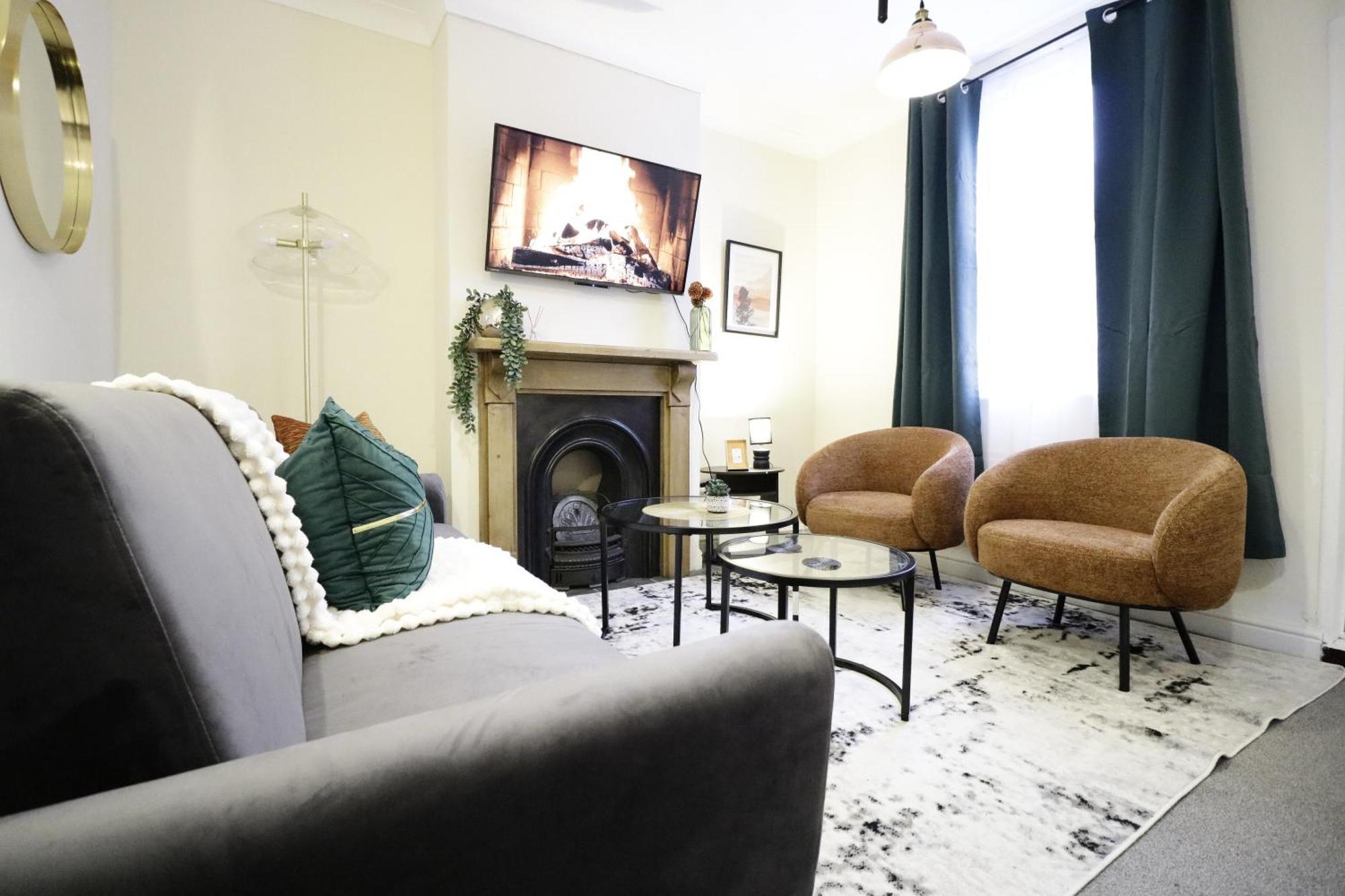 Stylish & Cosy 2-bed House Train Station Hospital Garden Fast Wifi Holiday home *