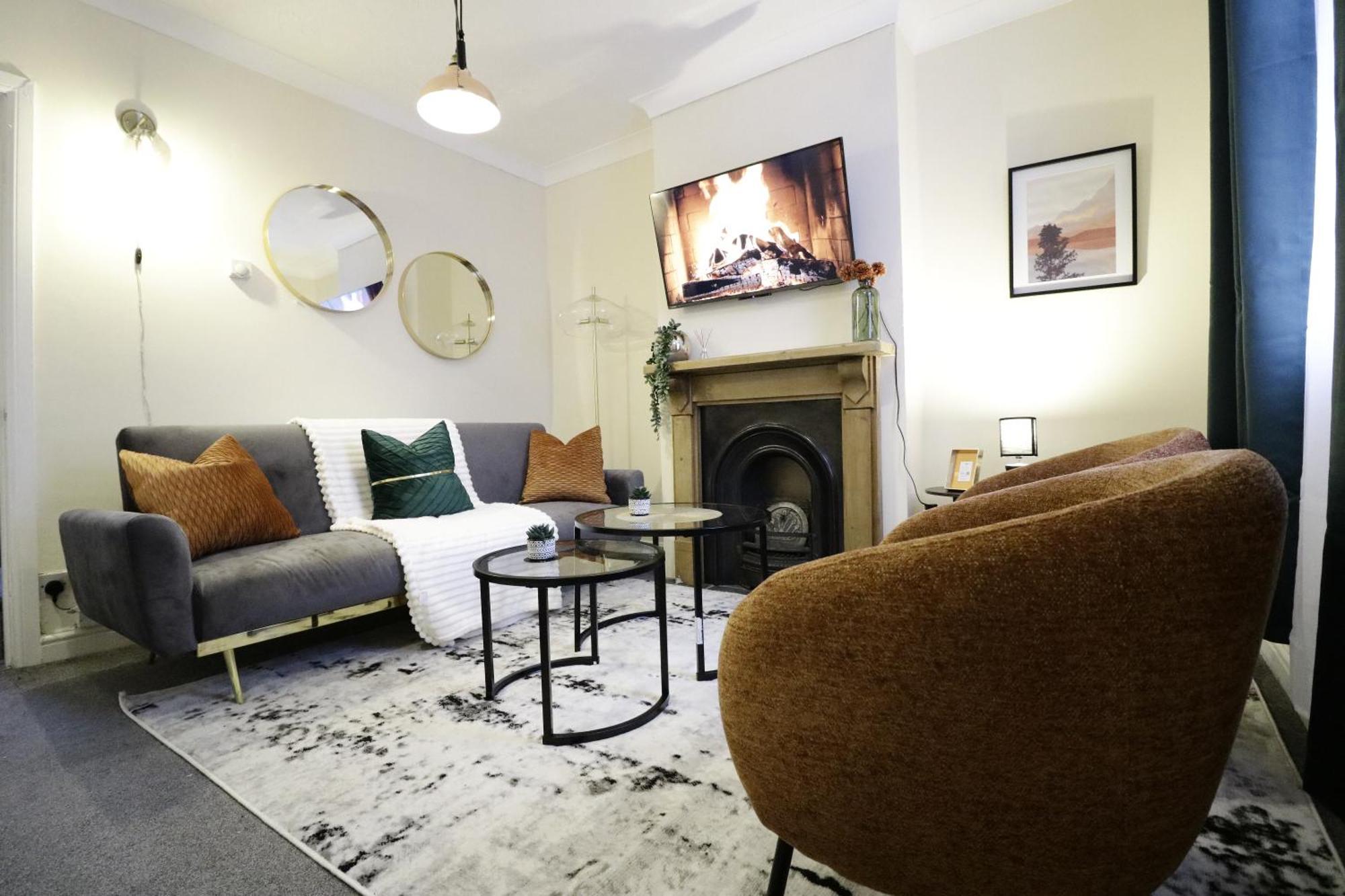 Stylish & Cosy 2-bed House Train Station Hospital Garden Fast Wifi *