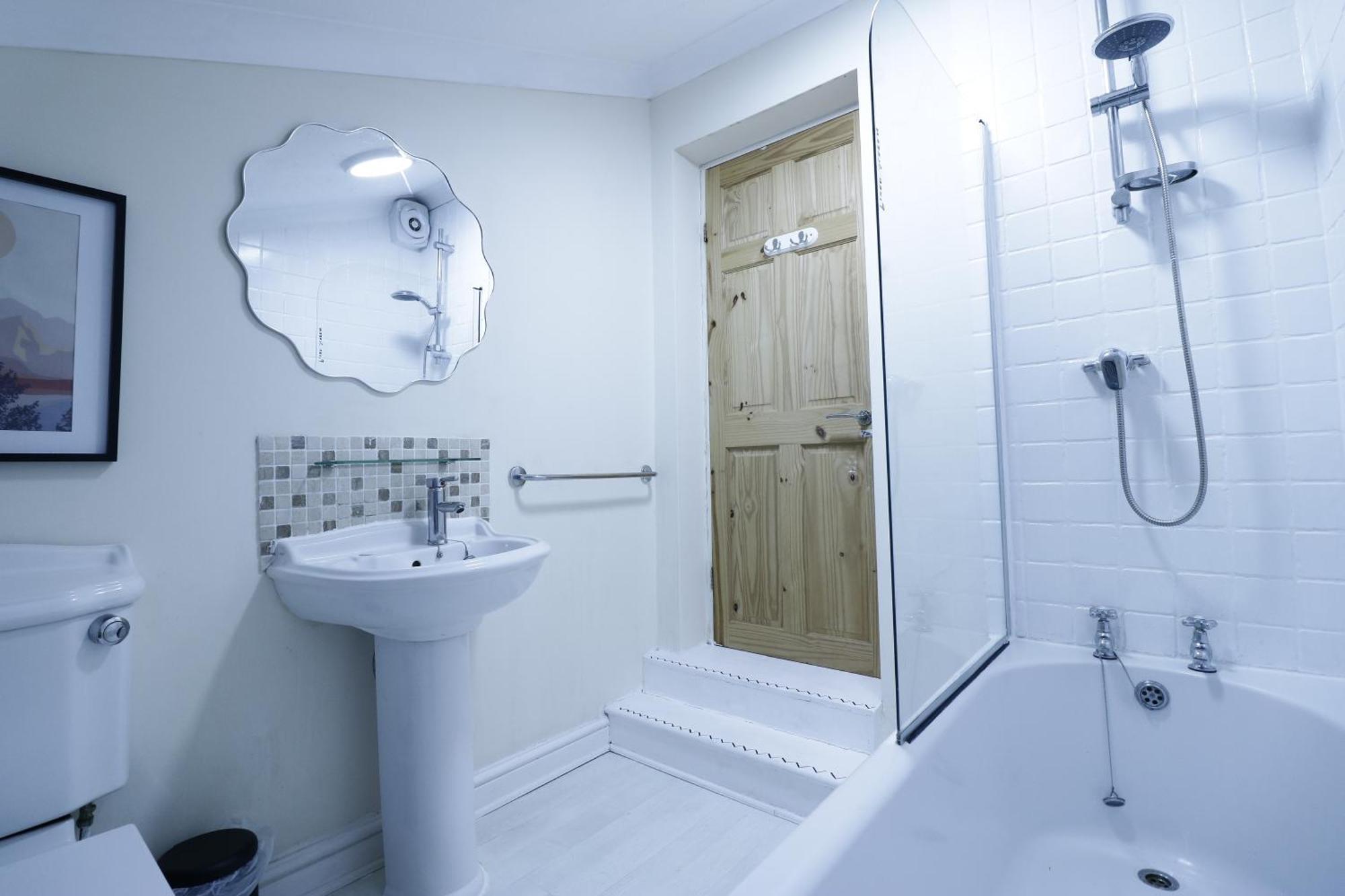 Stylish & Cosy 2-bed House Train Station Hospital Garden Fast Wifi Colchester