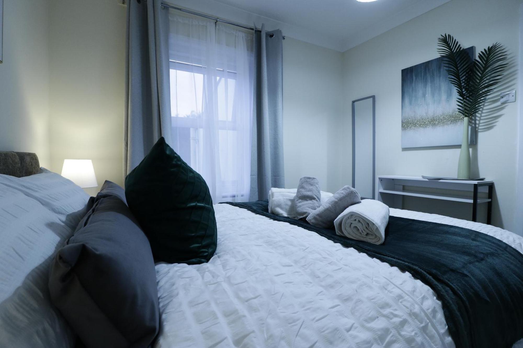 Stylish & Cosy 2-bed House Train Station Hospital Garden Fast Wifi Holiday home *