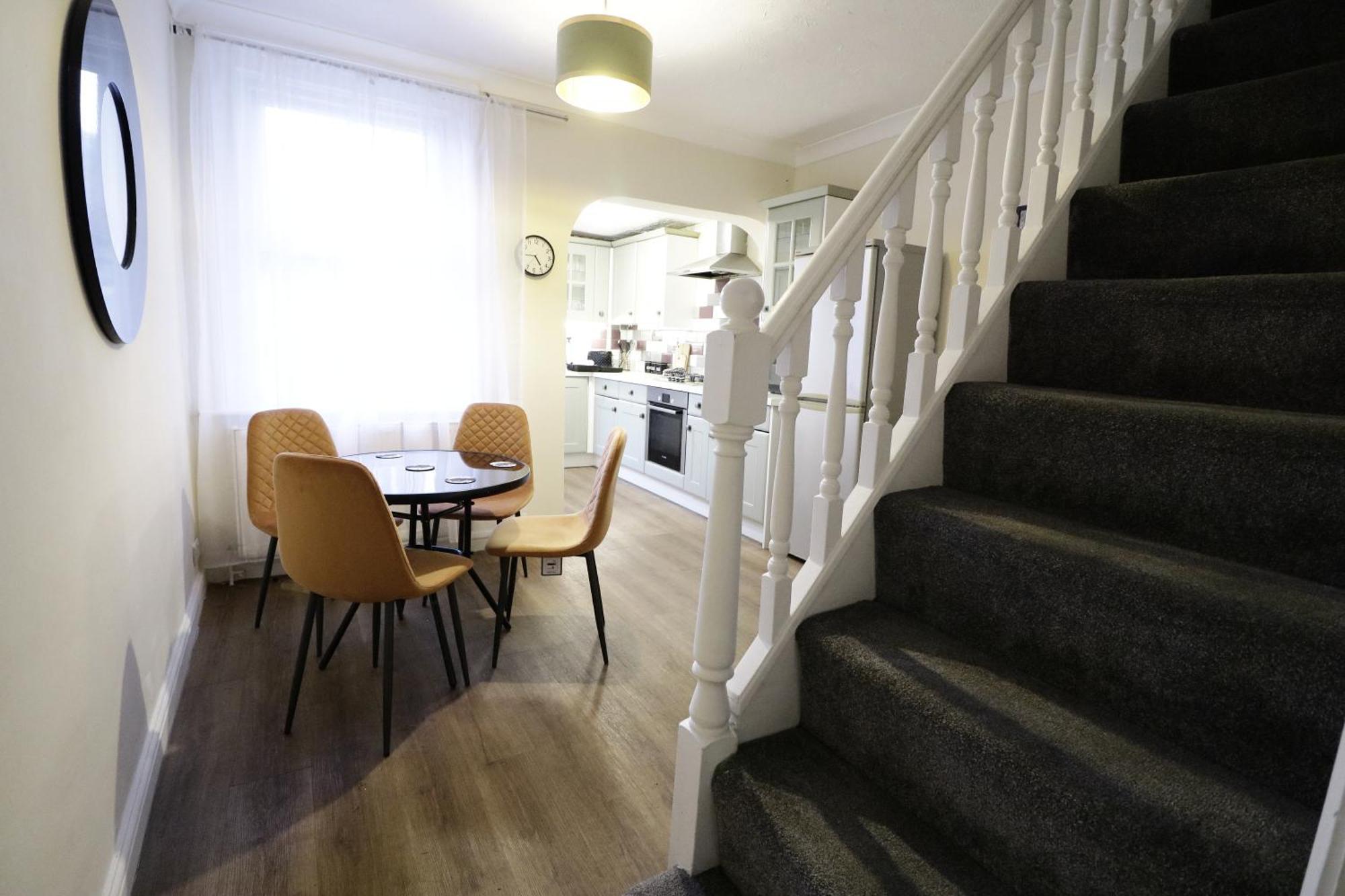 Holiday home Stylish & Cosy 2-bed House Train Station Hospital Garden Fast Wifi *