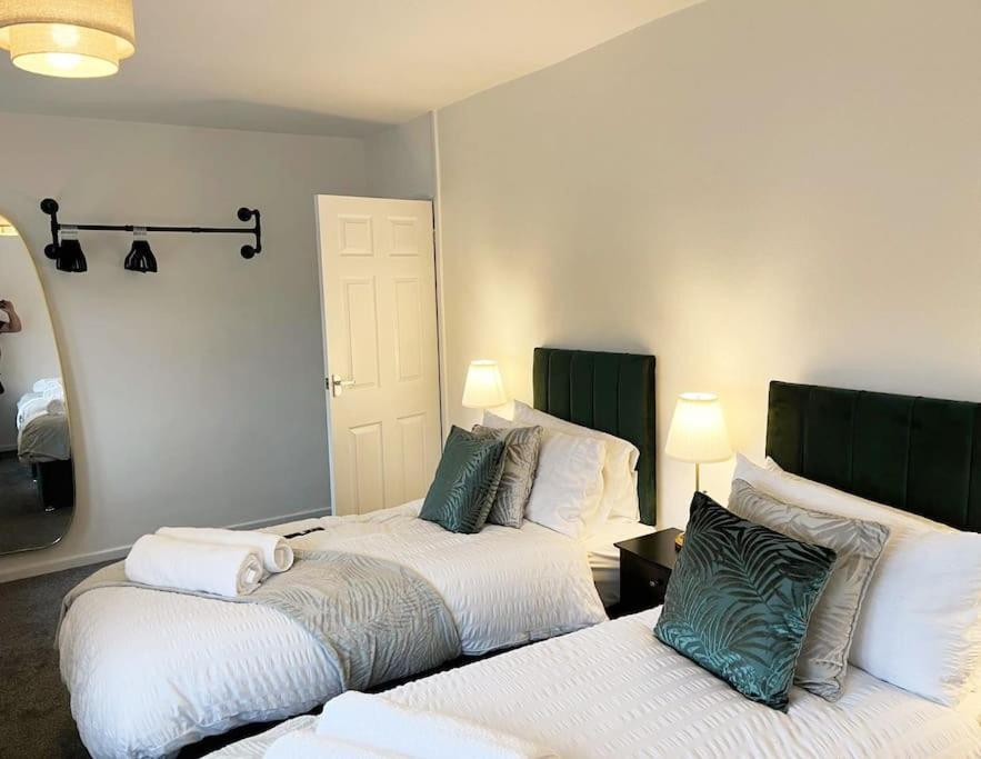 Apartment - 2 Bedroom - Sleeps 6 Guests - Long Term - Business - Contractors - Families