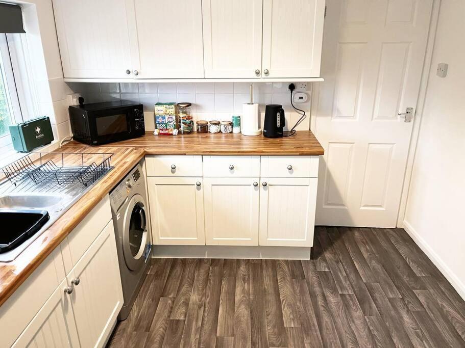 - 2 Bedroom - Sleeps 6 Guests - Long Term - Business - Contractors - Families *