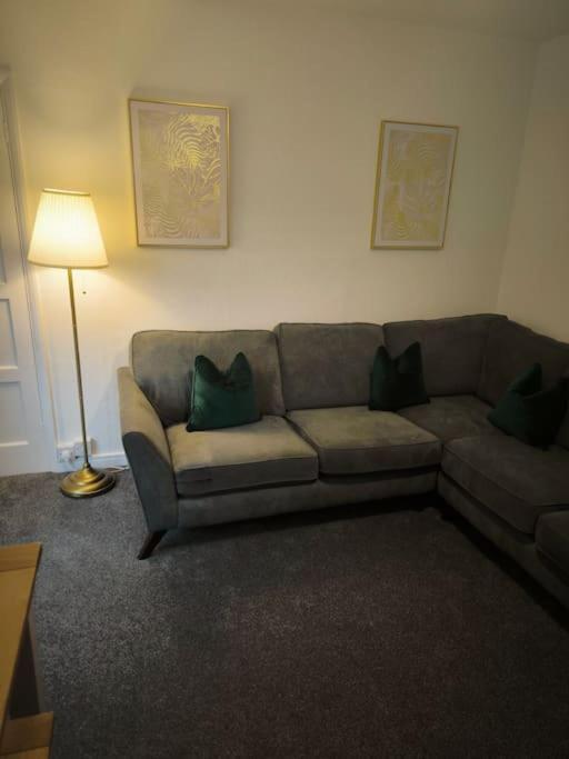 - 2 Bedroom - Sleeps 6 Guests - Long Term - Business - Contractors - Families Apartment *