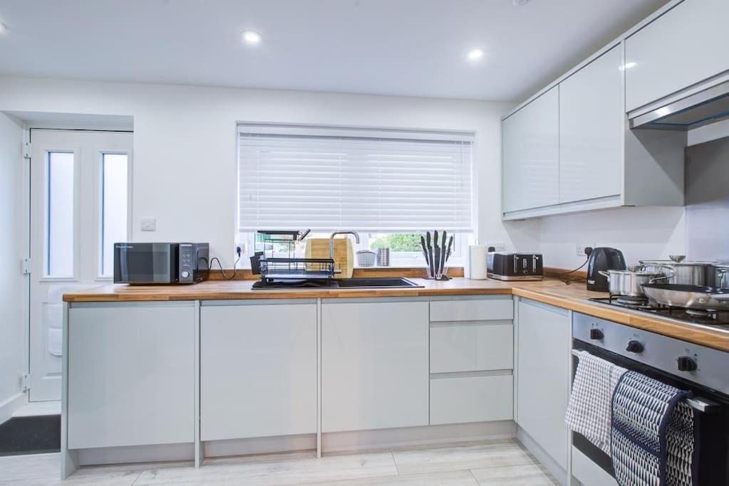 Apartment Sleek 3 Bedroom 6 Beds 2 Bath *