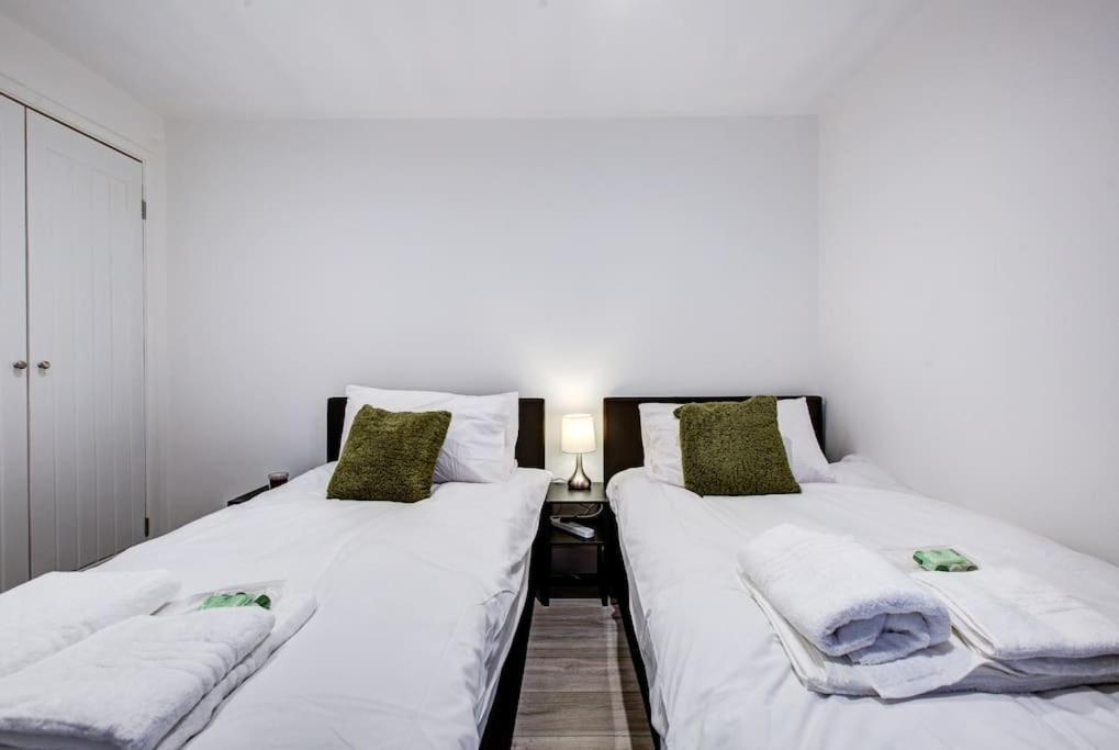 Sleek 3 Bedroom 6 Beds 2 Bath Colchester