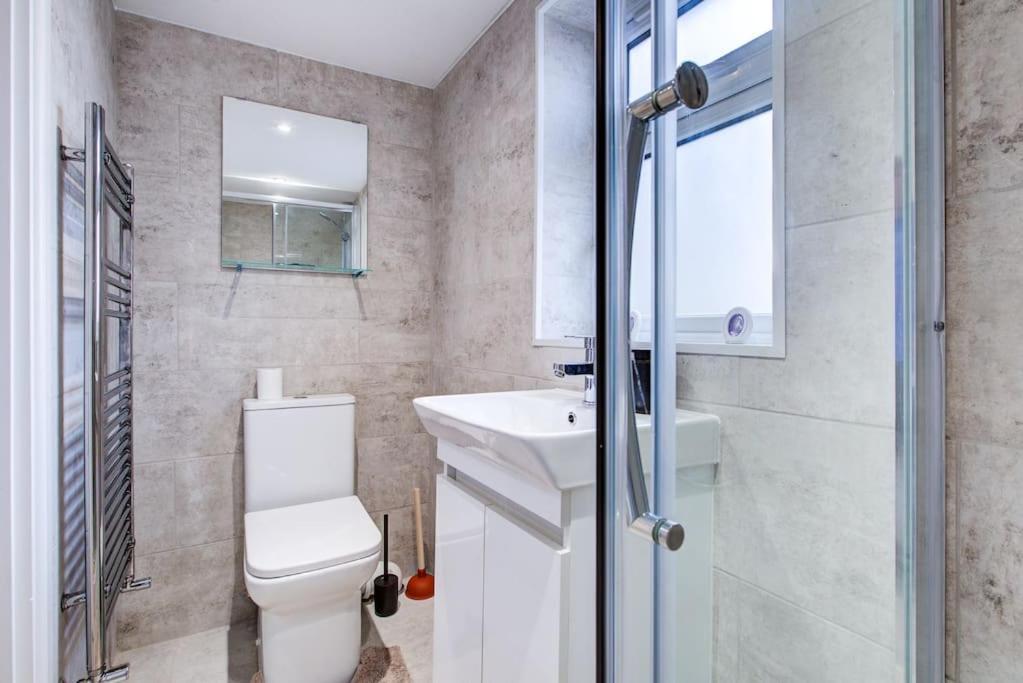 Sleek 3 Bedroom 6 Beds 2 Bath