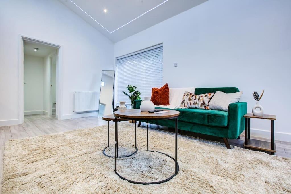 Sleek 3 Bedroom 6 Beds 2 Bath Apartment *