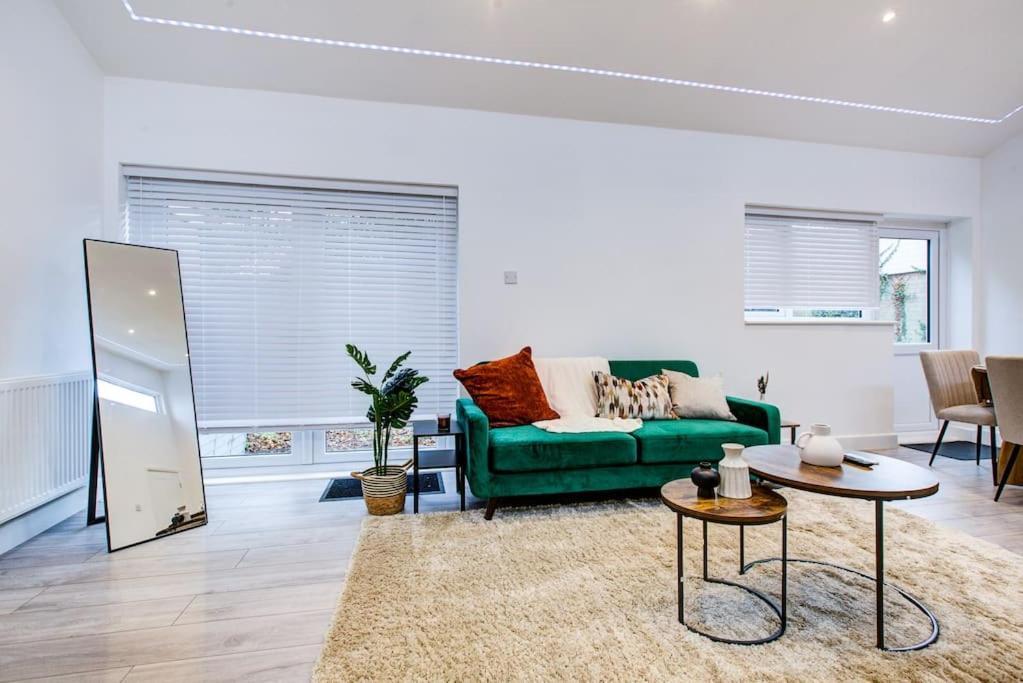 Sleek 3 Bedroom 6 Beds 2 Bath Apartment Colchester
