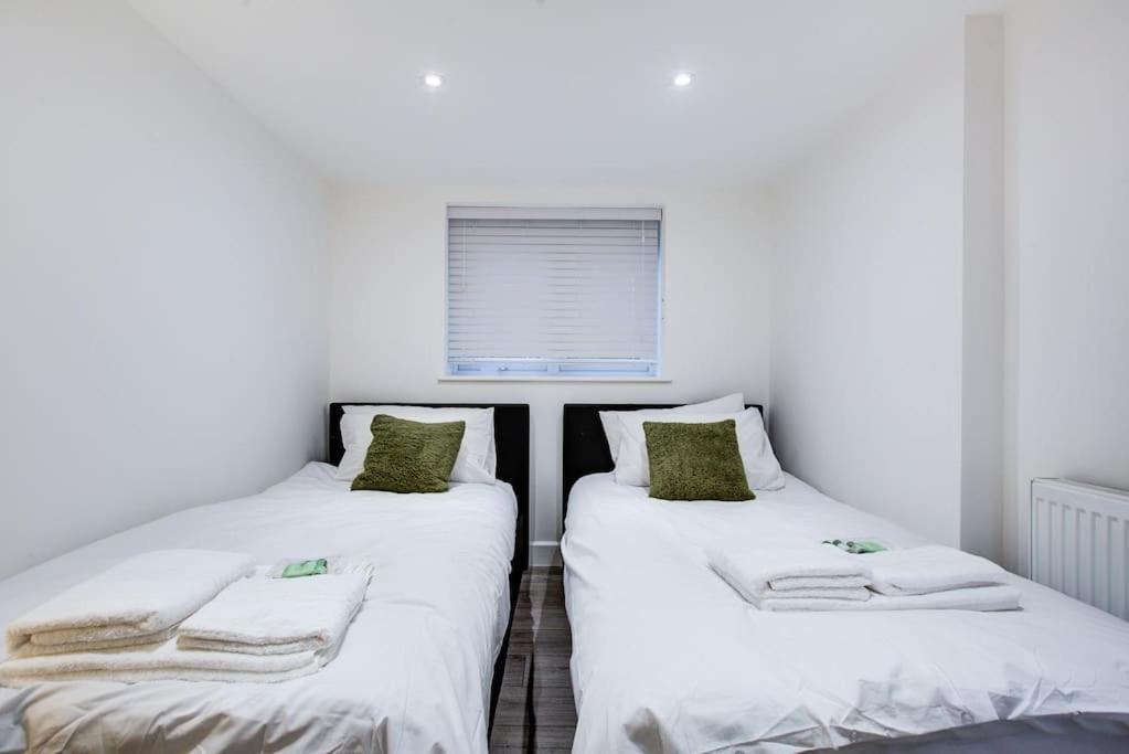 Apartment Sleek 3 Bedroom 6 Beds 2 Bath Colchester