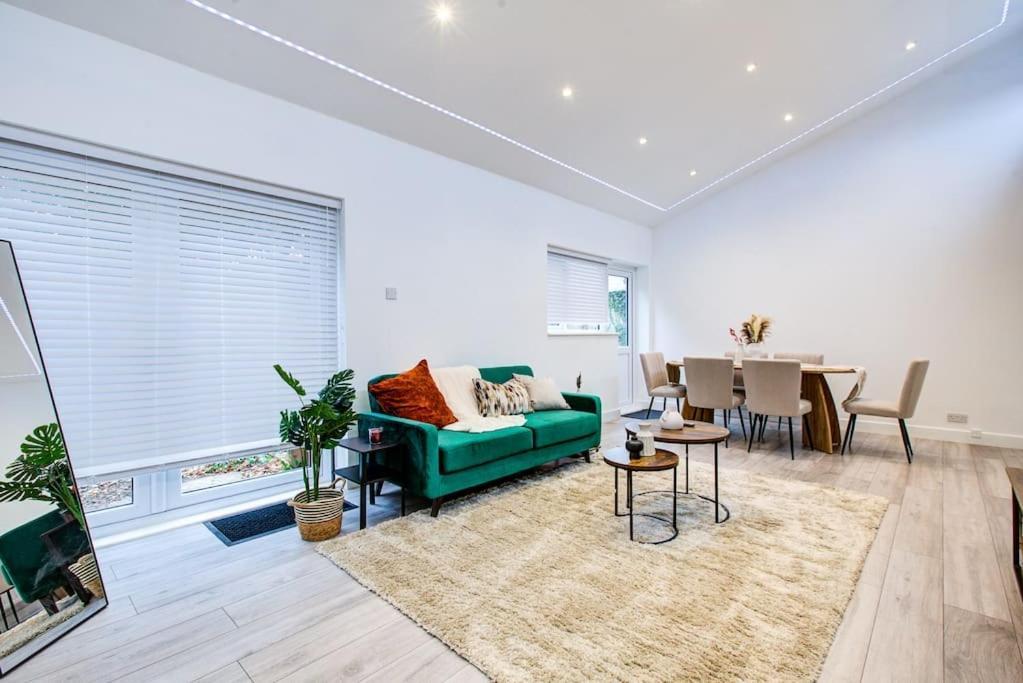 Sleek 3 Bedroom 6 Beds 2 Bath Colchester