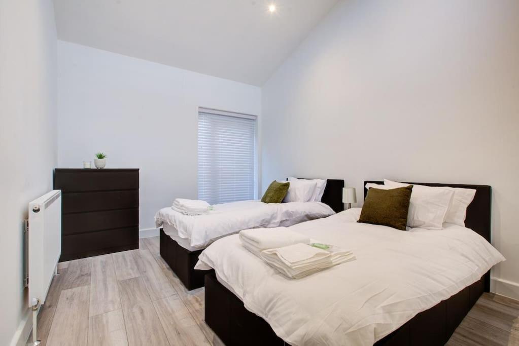 Sleek 3 Bedroom 6 Beds 2 Bath * Colchester