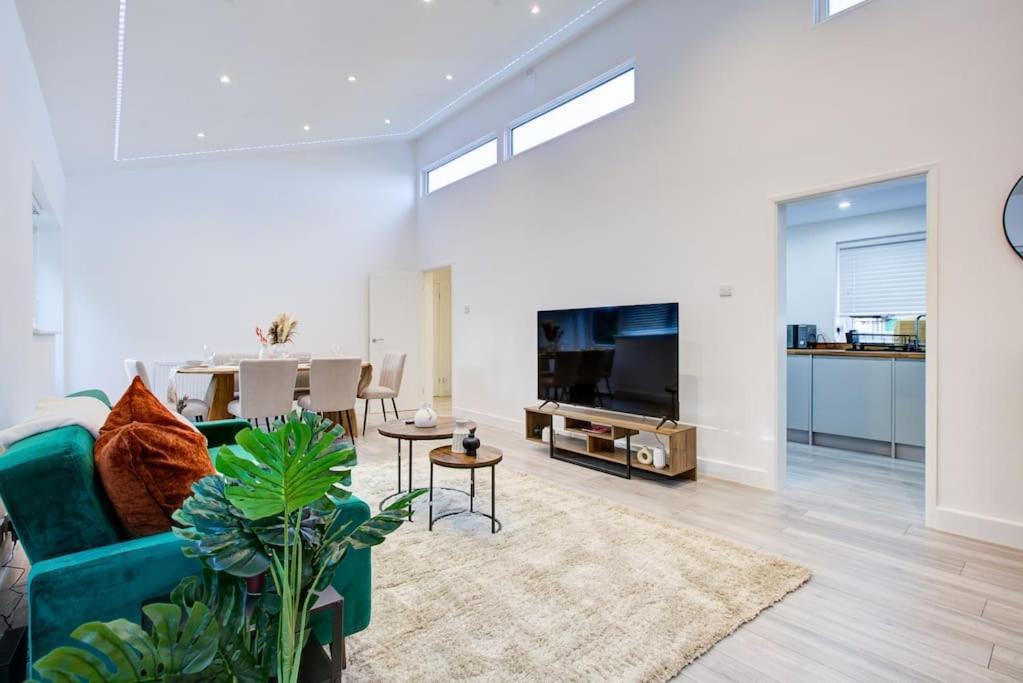 Sleek 3 Bedroom 6 Beds 2 Bath Apartment