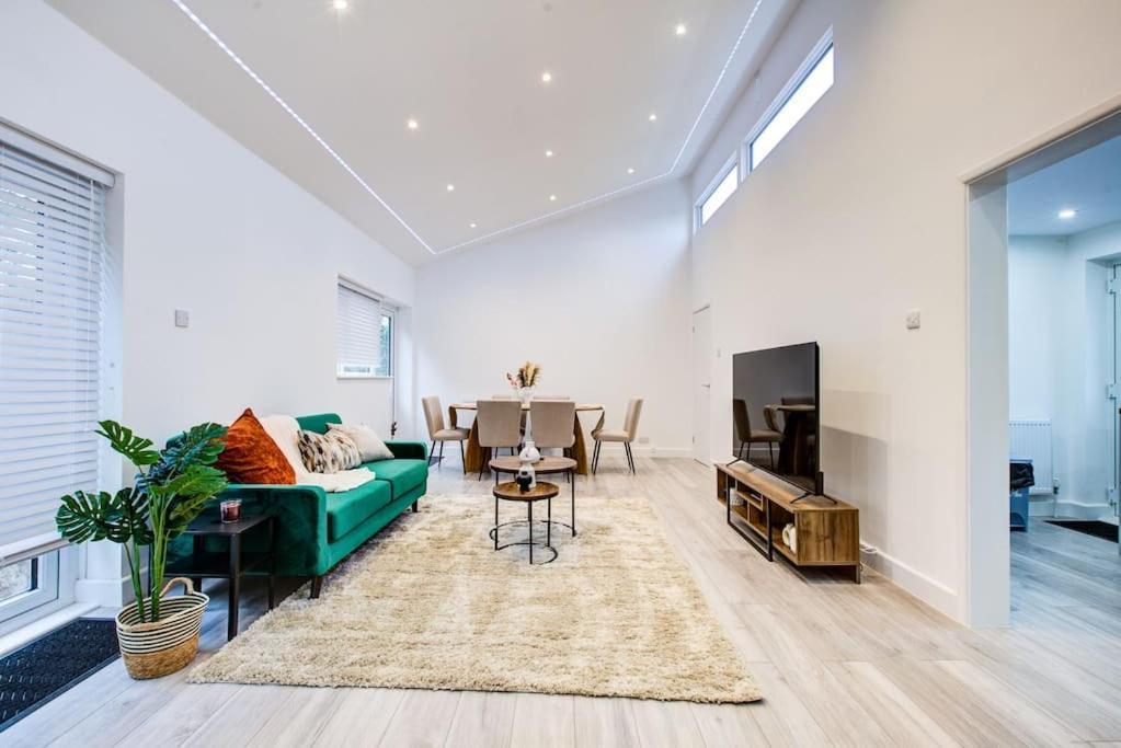 Apartment Sleek 3 Bedroom 6 Beds 2 Bath