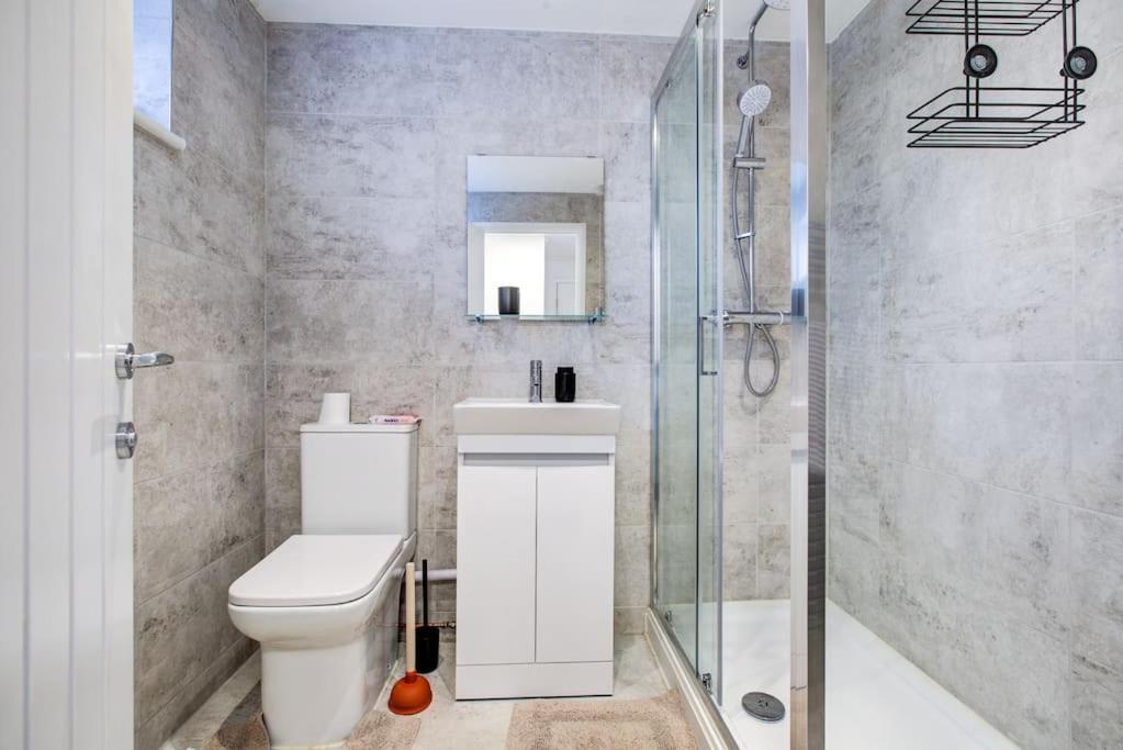 Apartment Sleek 3 Bedroom 6 Beds 2 Bath Colchester