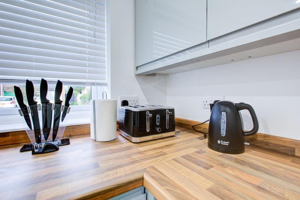 Sleek 3 Bedroom 6 Beds 2 Bath