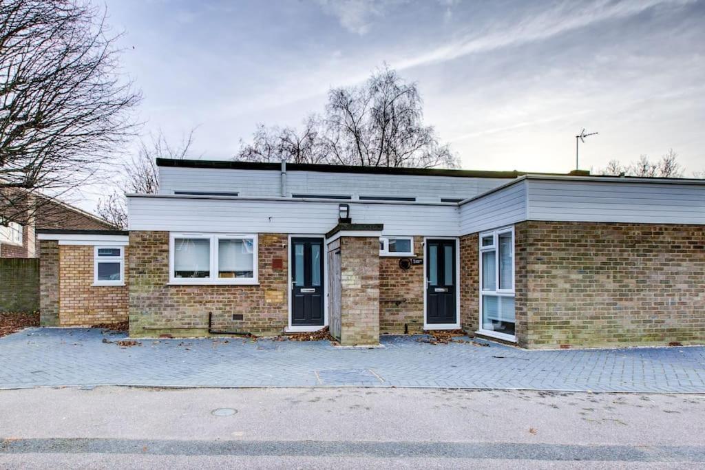 Apartment Sleek 3 Bedroom 6 Beds 2 Bath