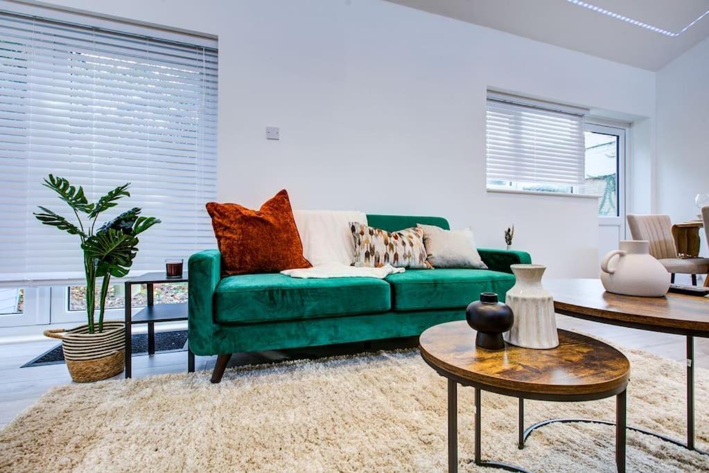 Apartment Sleek 3 Bedroom 6 Beds 2 Bath *