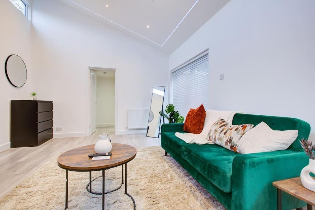 Apartment Sleek 3 Bedroom 6 Beds 2 Bath Colchester