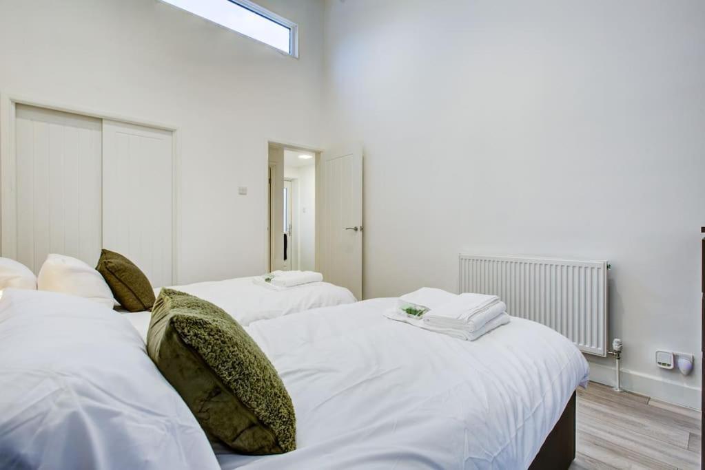 Sleek 3 Bedroom 6 Beds 2 Bath *