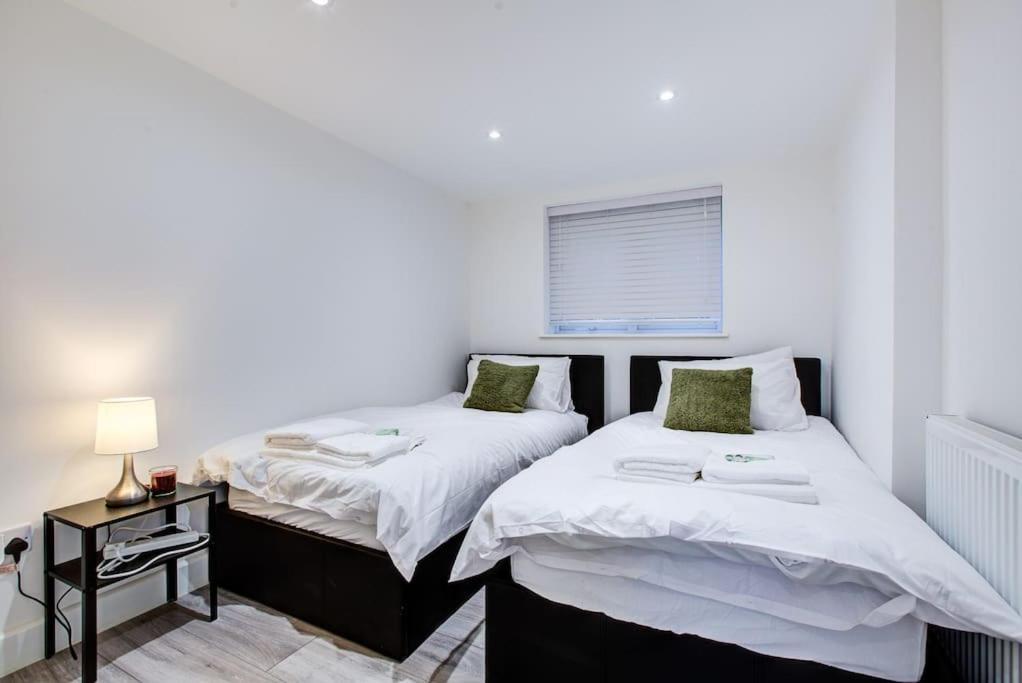 Sleek 3 Bedroom 6 Beds 2 Bath Colchester