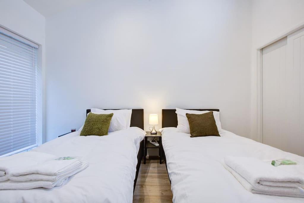 Sleek 3 Bedroom 6 Beds 2 Bath * Colchester