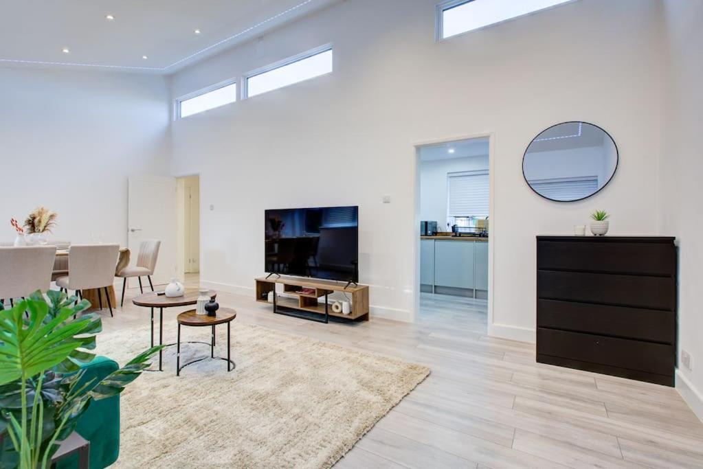 Sleek 3 Bedroom 6 Beds 2 Bath