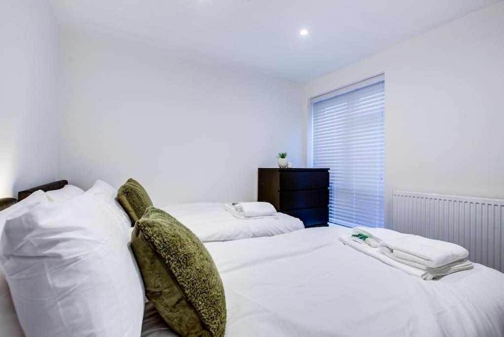 Sleek 3 Bedroom 6 Beds 2 Bath Apartment