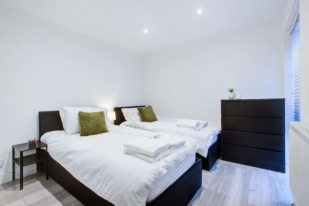 Sleek 3 Bedroom 6 Beds 2 Bath Apartment *